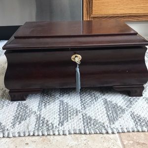 Jewelry box with lock